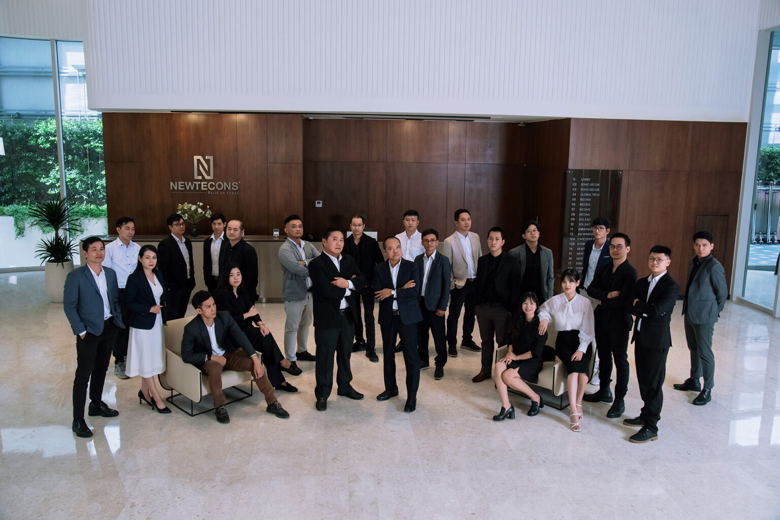 Chụp ảnh profile công ty tập thể trong lobby văn phòng cao cấp – ảnh doanh nghiệp chuyên nghiệp tại K-BLACK Studio
