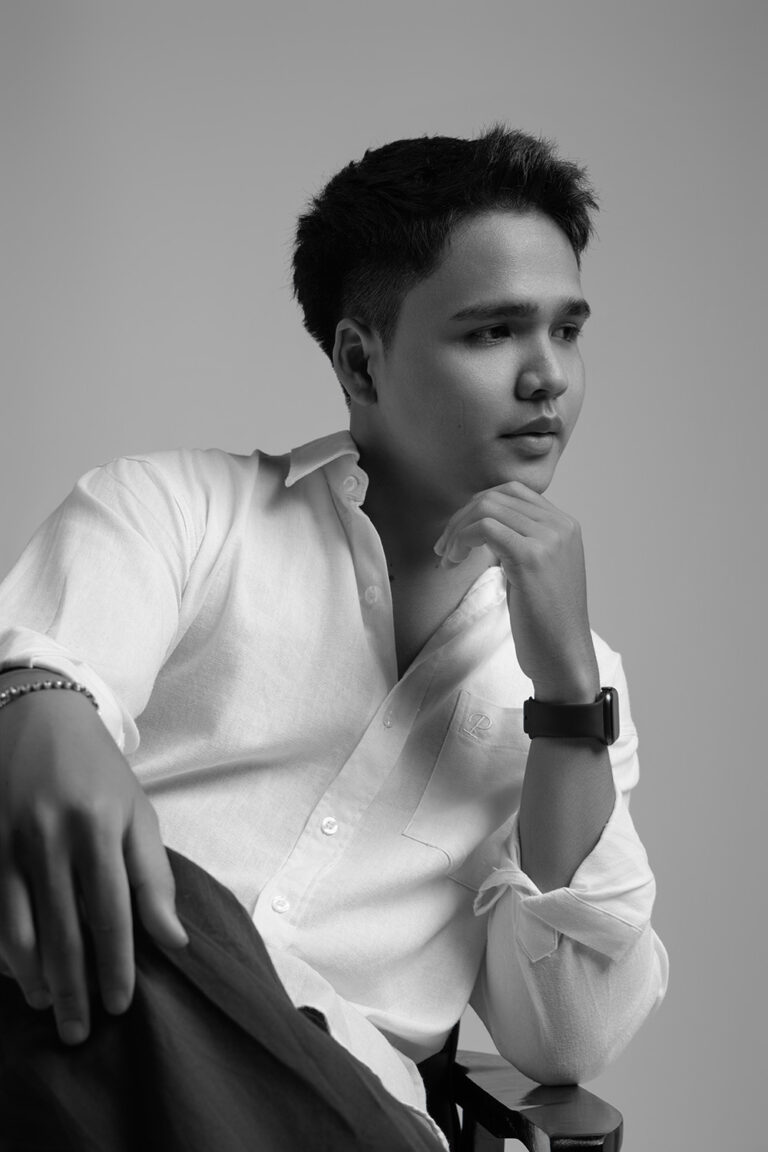 Tư thế chụp ảnh nam: Đỡ cằm nhìn xa – K-BLACK Studio