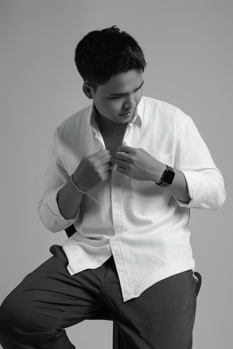 Tư thế chụp ảnh nam: Cài cúc áo sơ mi – K-BLACK Studio