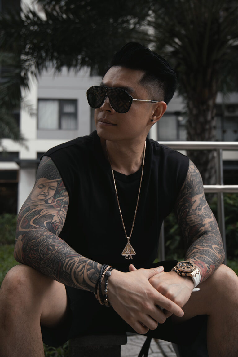 Tư thế chụp ảnh nam: Ngồi xổm, đan tay – K-BLACK Studio