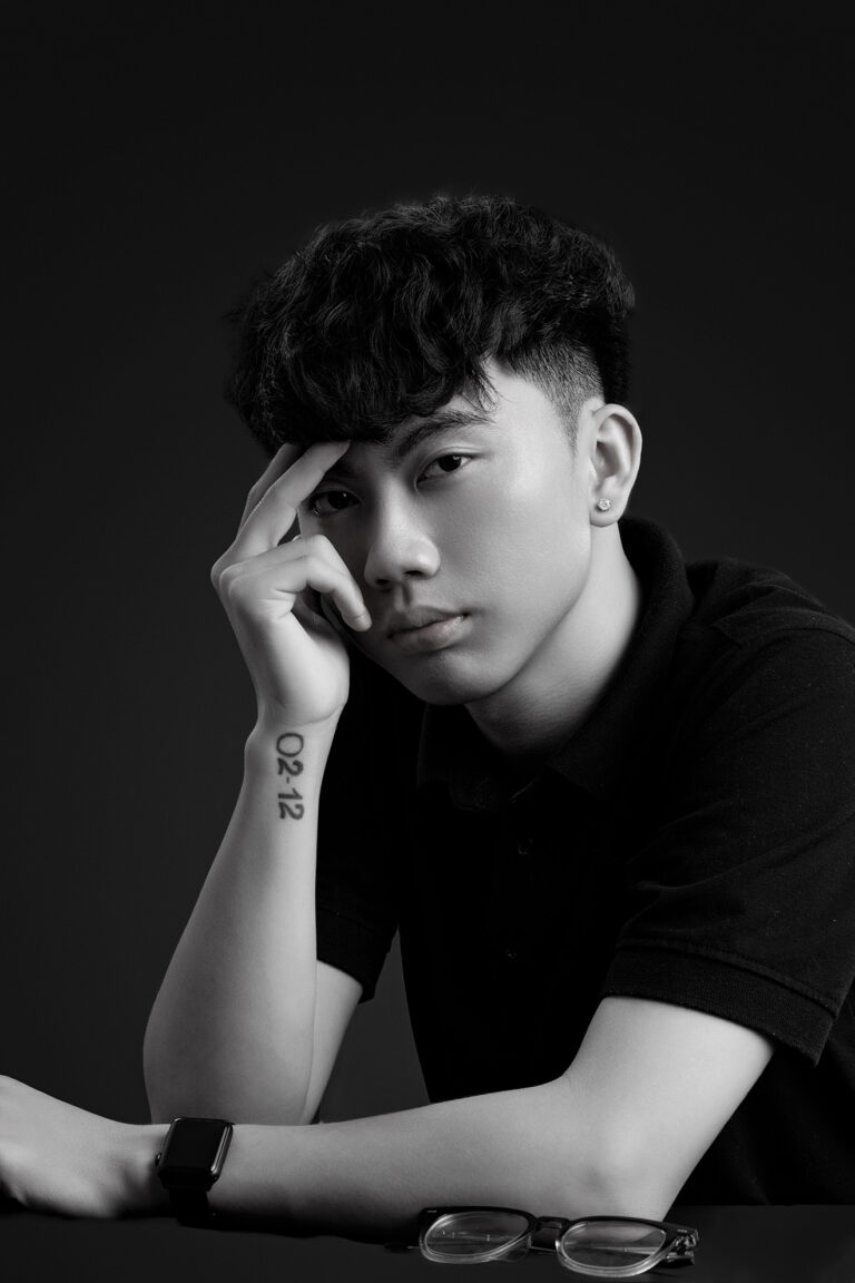 Tư thế chụp ảnh nam: Tì tay lên thái dương – K-BLACK Studio