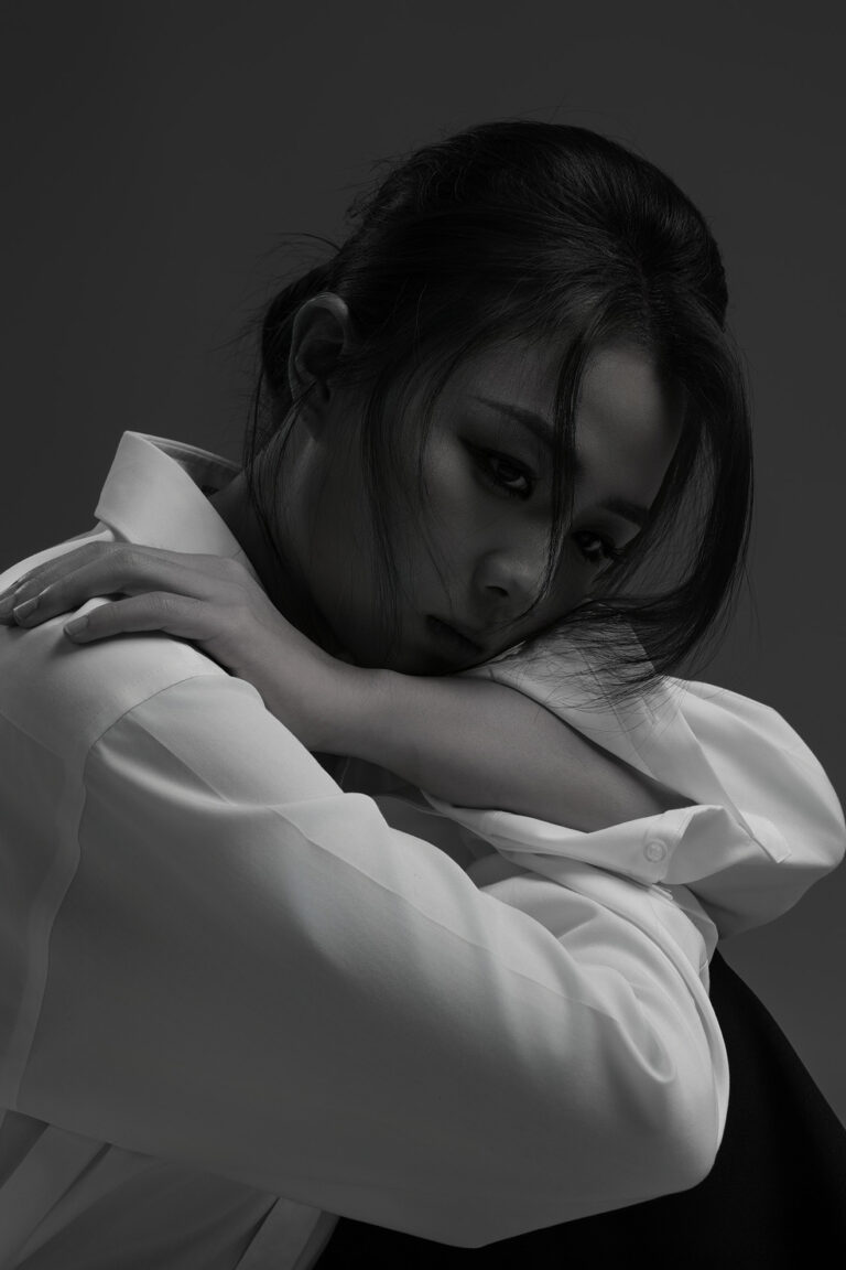 Tư thế chụp ảnh nữ: Gục đầu ôm gối – K-BLACK Studio