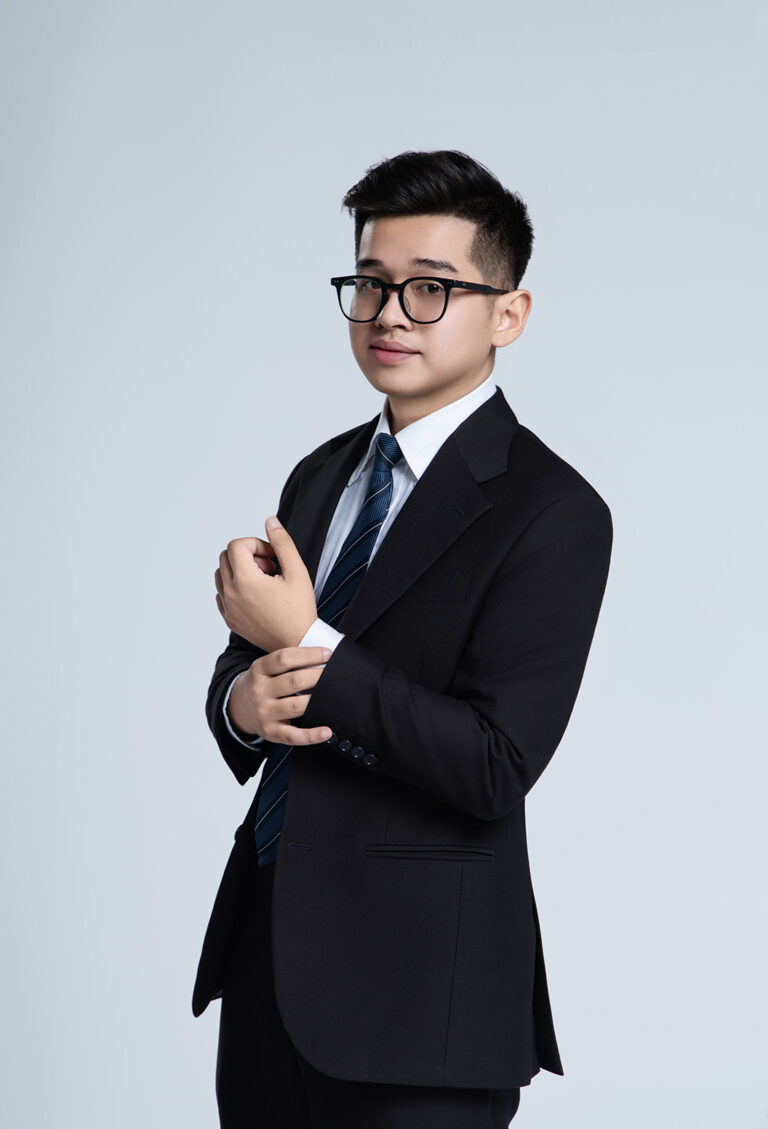 Tư thế chụp ảnh nam: Cài khuy măng sét – K-BLACK Studio