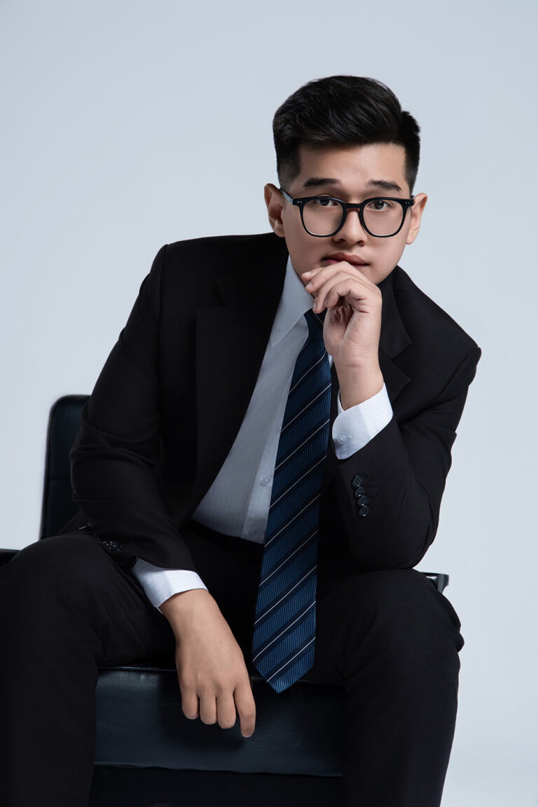 Tư thế chụp ảnh nam: Ngồi suy tư – K-BLACK Studio