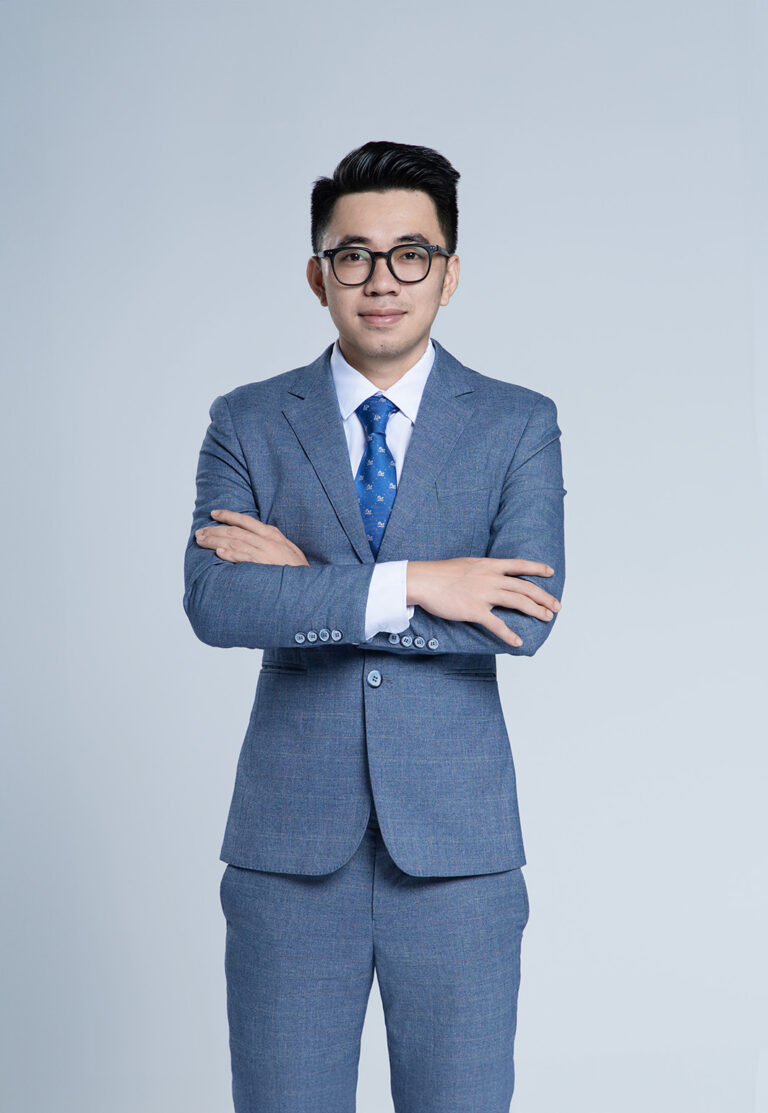 Tư thế chụp ảnh nam: Khoanh tay chuẩn profile – K-BLACK Studio