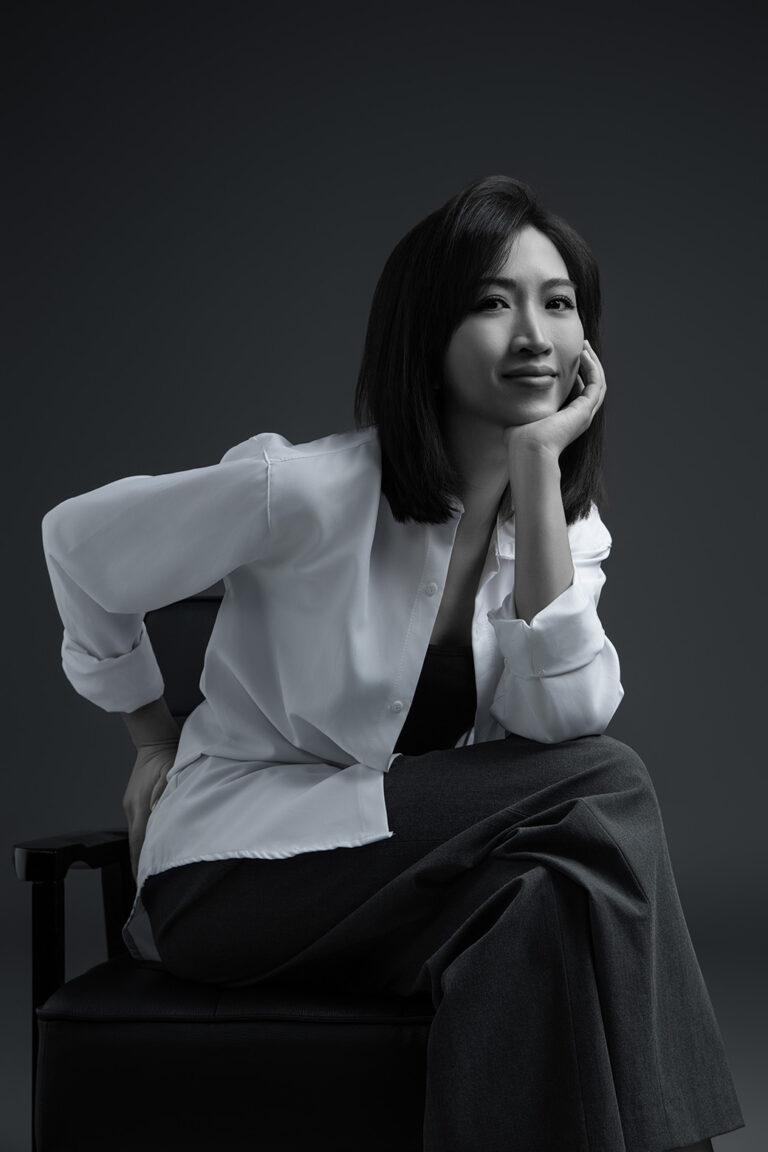 Tư thế chụp ảnh nữ: Chống gối đỡ cằm – K-BLACK Studio