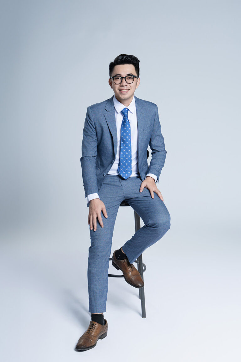 Tư thế chụp ảnh nam: Ngồi ghế cao, bắt chân – K-BLACK Studio