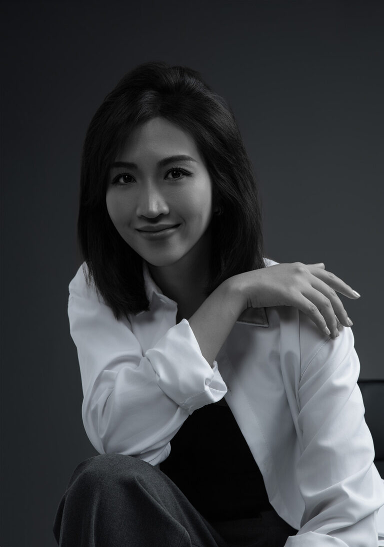 Tư thế chụp ảnh nữ: Khoanh tay trên gối, cười – K-BLACK Studio
