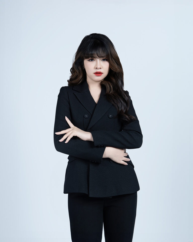 Tư thế chụp ảnh nữ: Ôm khuỷu tay nhẹ – K-BLACK Studio