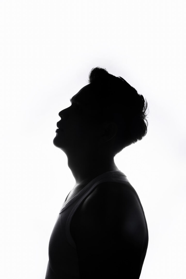 Tư thế chụp ảnh nam: Silhouette ngửa mặt – K-BLACK Studio