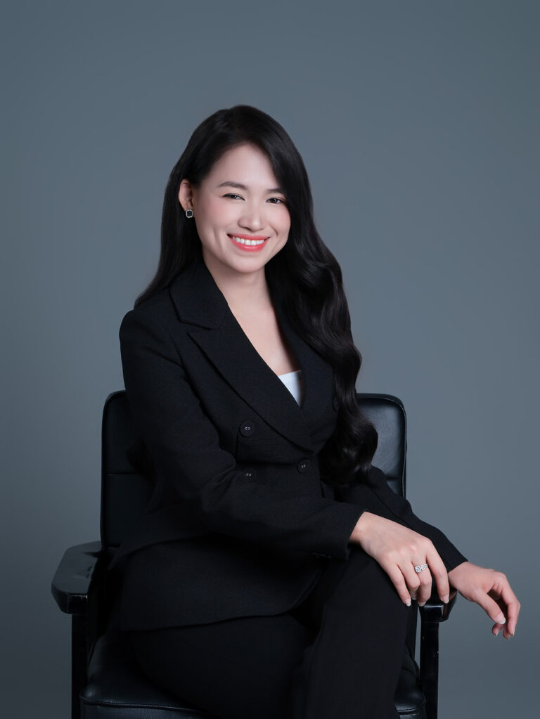 Tư thế chụp ảnh nữ: Ngồi nửa ghế, cười – K-BLACK Studio