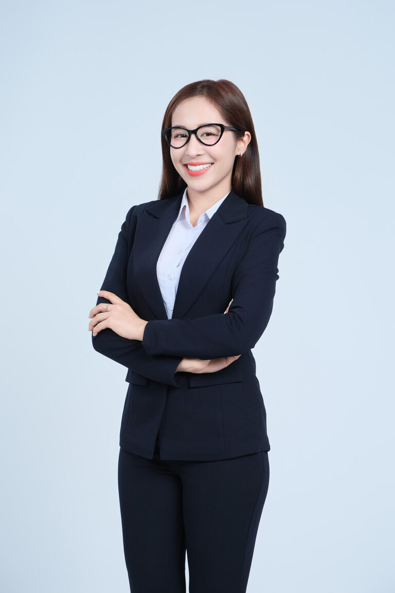 Tư thế chụp ảnh nữ: Khoanh tay tự tin – K-BLACK Studio
