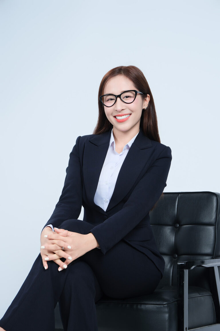 Tư thế chụp ảnh nữ: Ngồi đan tay trên gối – K-BLACK Studio