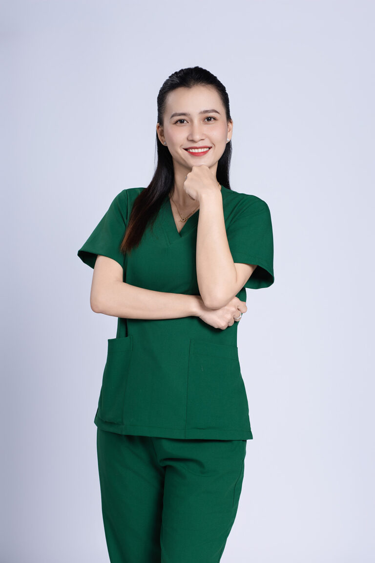 Tư thế chụp ảnh nữ: Tay đỡ cằm, đầu nghiêng – K-BLACK Studio