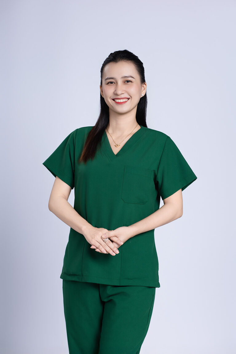 Tư thế chụp ảnh nữ: Đan tay trước bụng – K-BLACK Studio