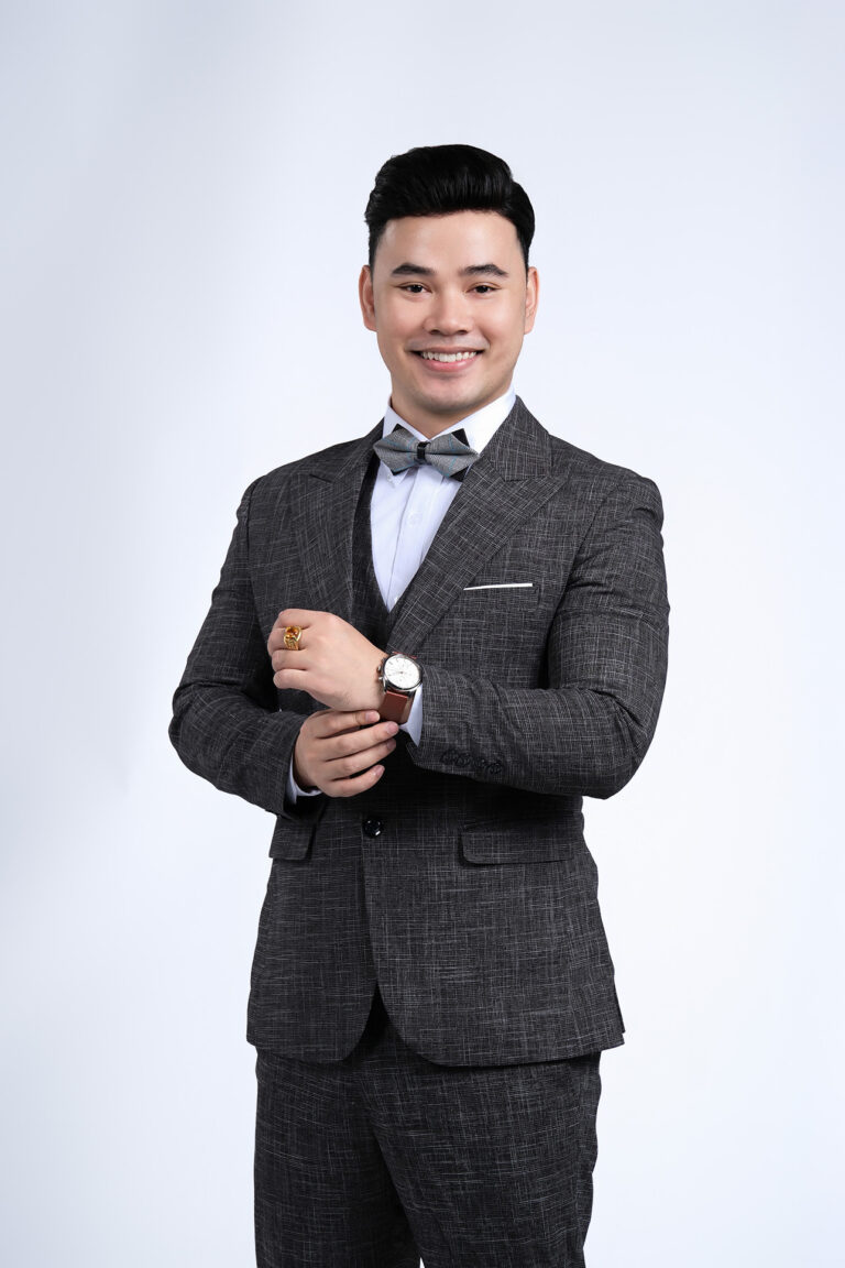 Tư thế chụp ảnh nam: Chỉnh khuy tay áo – K-BLACK Studio
