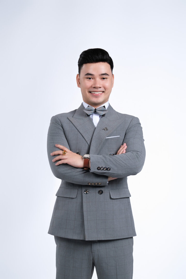 Tư thế chụp ảnh nam: Khoanh tay, cười – K-BLACK Studio
