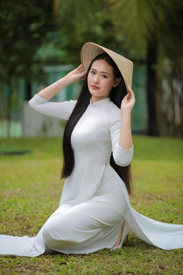 Tư thế chụp ảnh nữ: Ngồi cỏ giữ nón lá – K-BLACK Studio