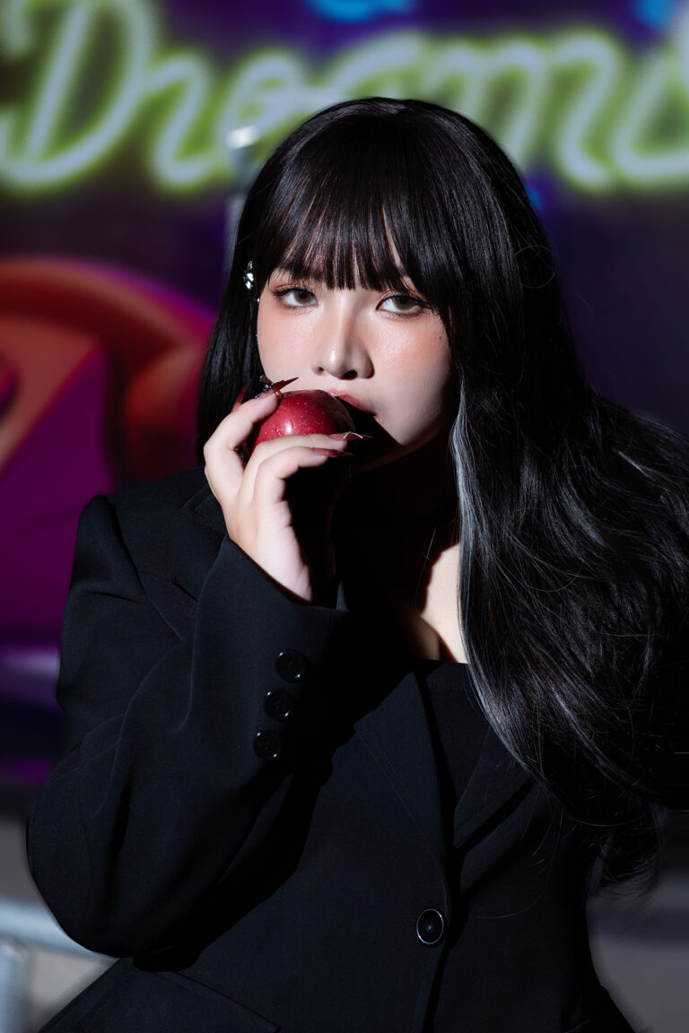 Tư thế chụp ảnh nữ: Đưa đạo cụ lên môi – K-BLACK Studio