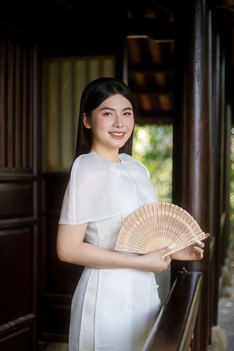 Tư thế chụp ảnh nữ: Cầm quạt trước ngực – K-BLACK Studio
