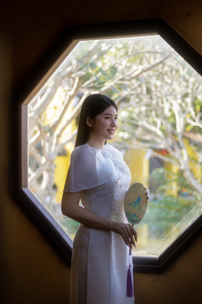 Tư thế chụp ảnh nữ: Đứng trong khung cửa – K-BLACK Studio