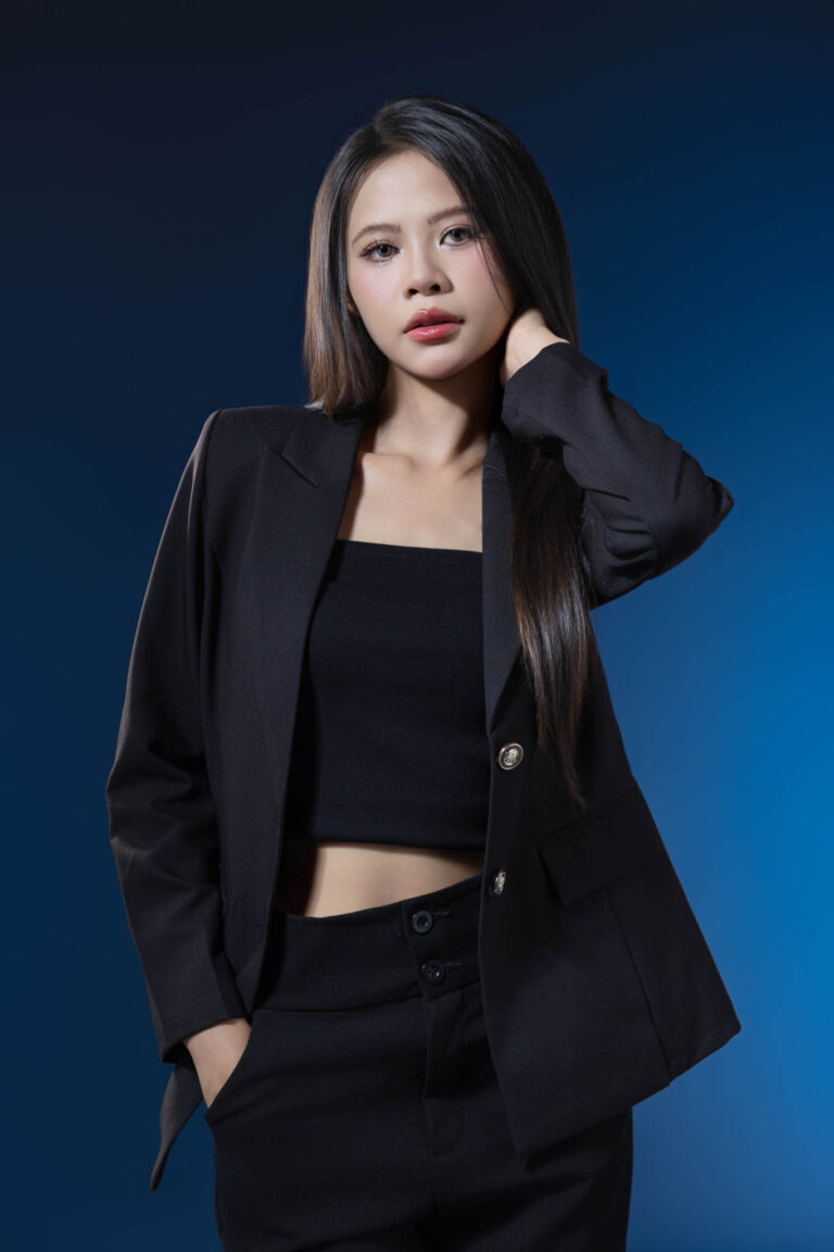 Tư thế chụp ảnh nữ: Vén tóc tự tin – K-BLACK Studio