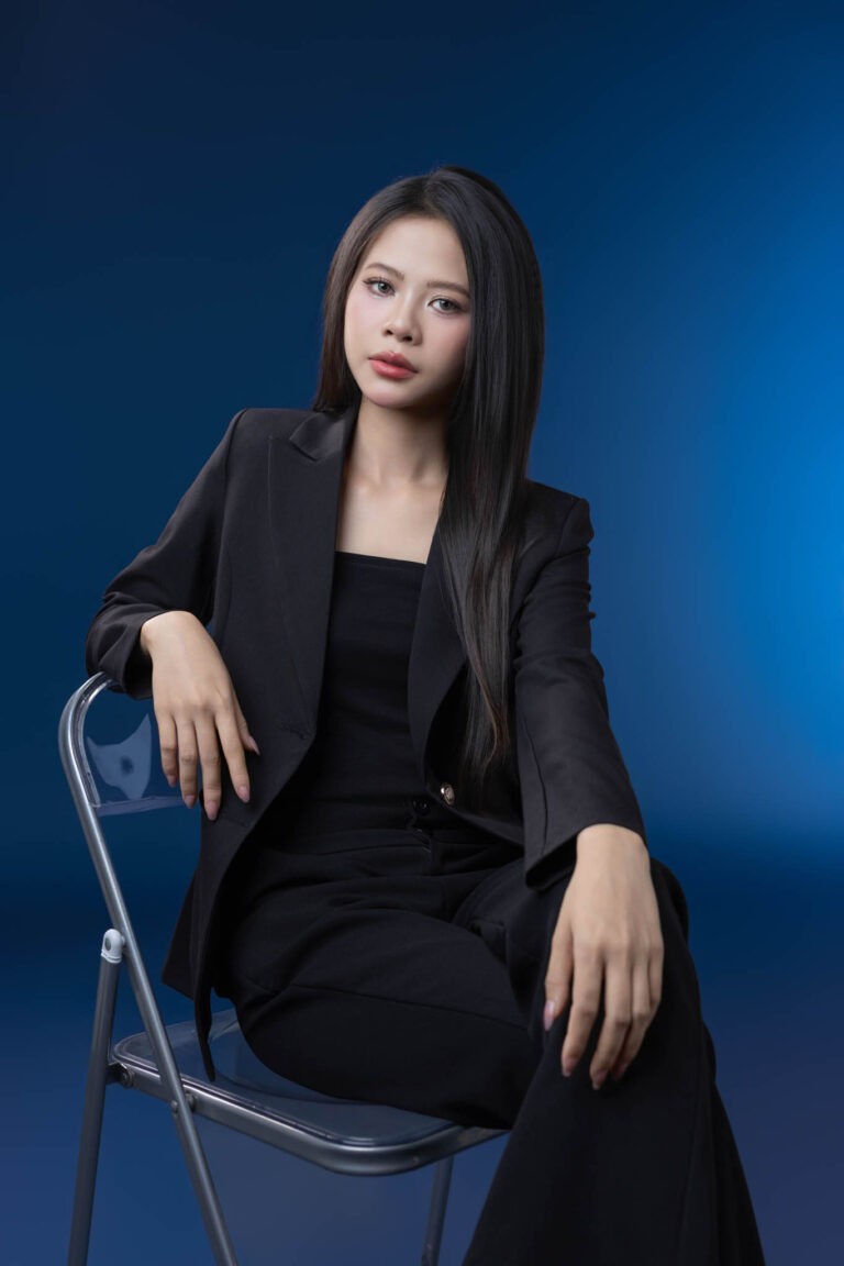 Tư thế chụp ảnh nữ: Vắt tay lưng ghế – K-BLACK Studio