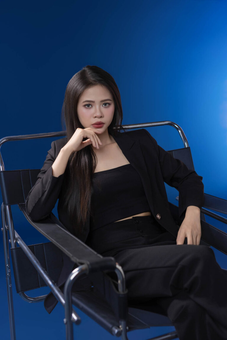 Tư thế chụp ảnh nữ: Ngồi tựa, chống cằm – K-BLACK Studio