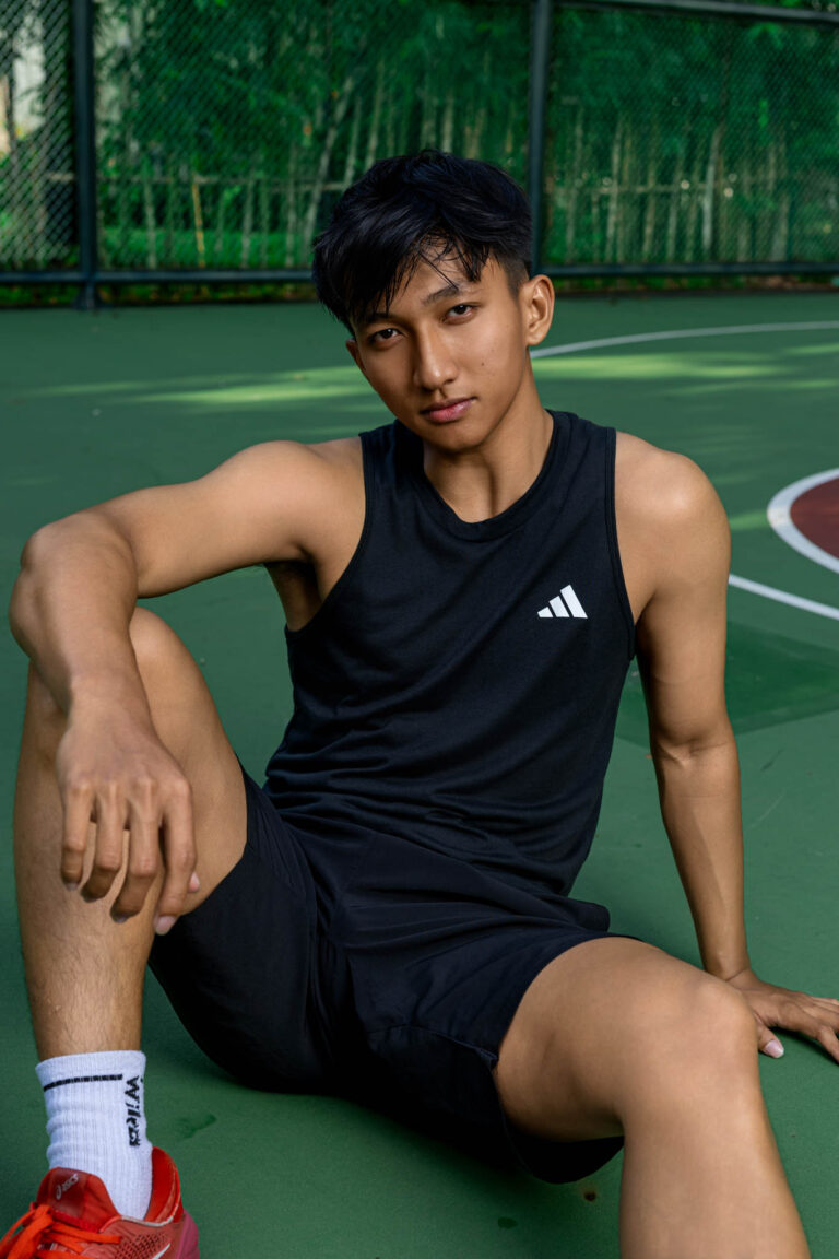 Tư thế chụp ảnh nam: Ngồi bệt tựa tay sau – K-BLACK Studio