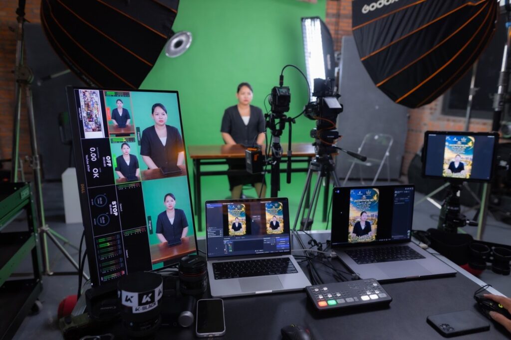 Hệ thống livestream sự kiện online tại K-BLACK với màn hình multiview 4 khung hình, laptop và bàn trộn hình